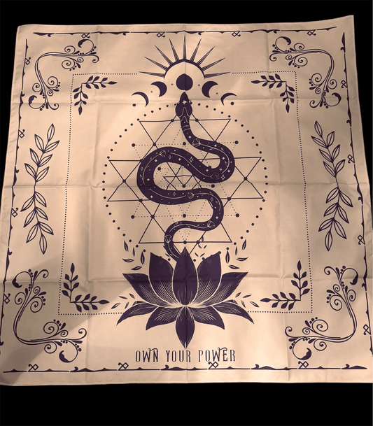 🐍🪷 Nappe de Cartomancie – Serpent de la Kundalini & Fleur de Lotus – 70x70 cm – Fond Noir Mystique - L'écho éternel du feu