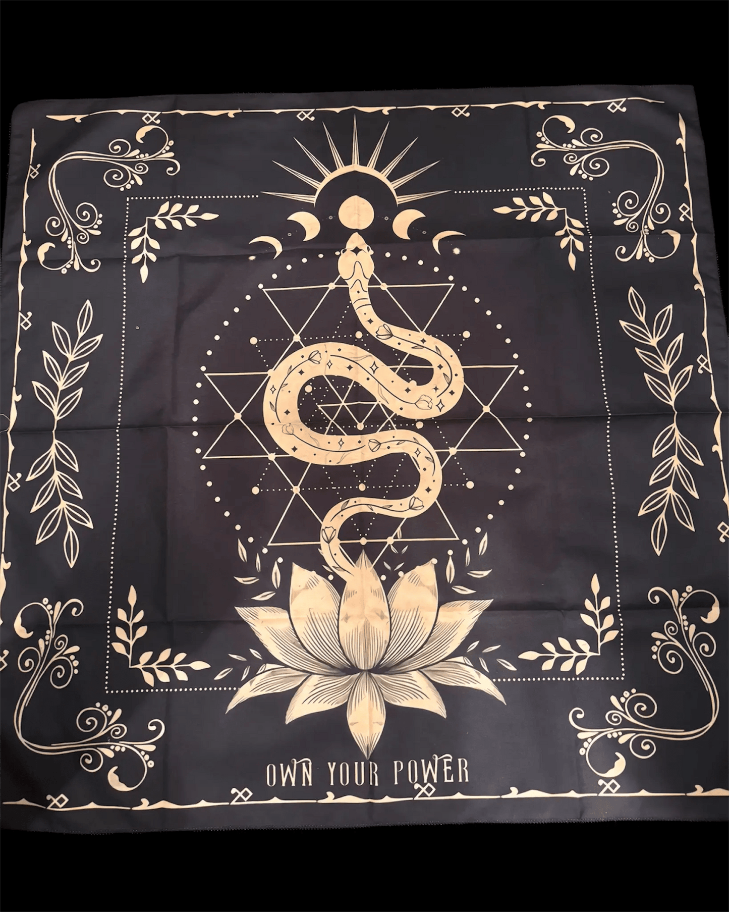 đđȘ· Nappe de Cartomancie â Serpent de la Kundalini & Fleur de Lotus â 70x70 cm â Fond Noir Mystique - L'Ă©cho Ă©ternel du feu