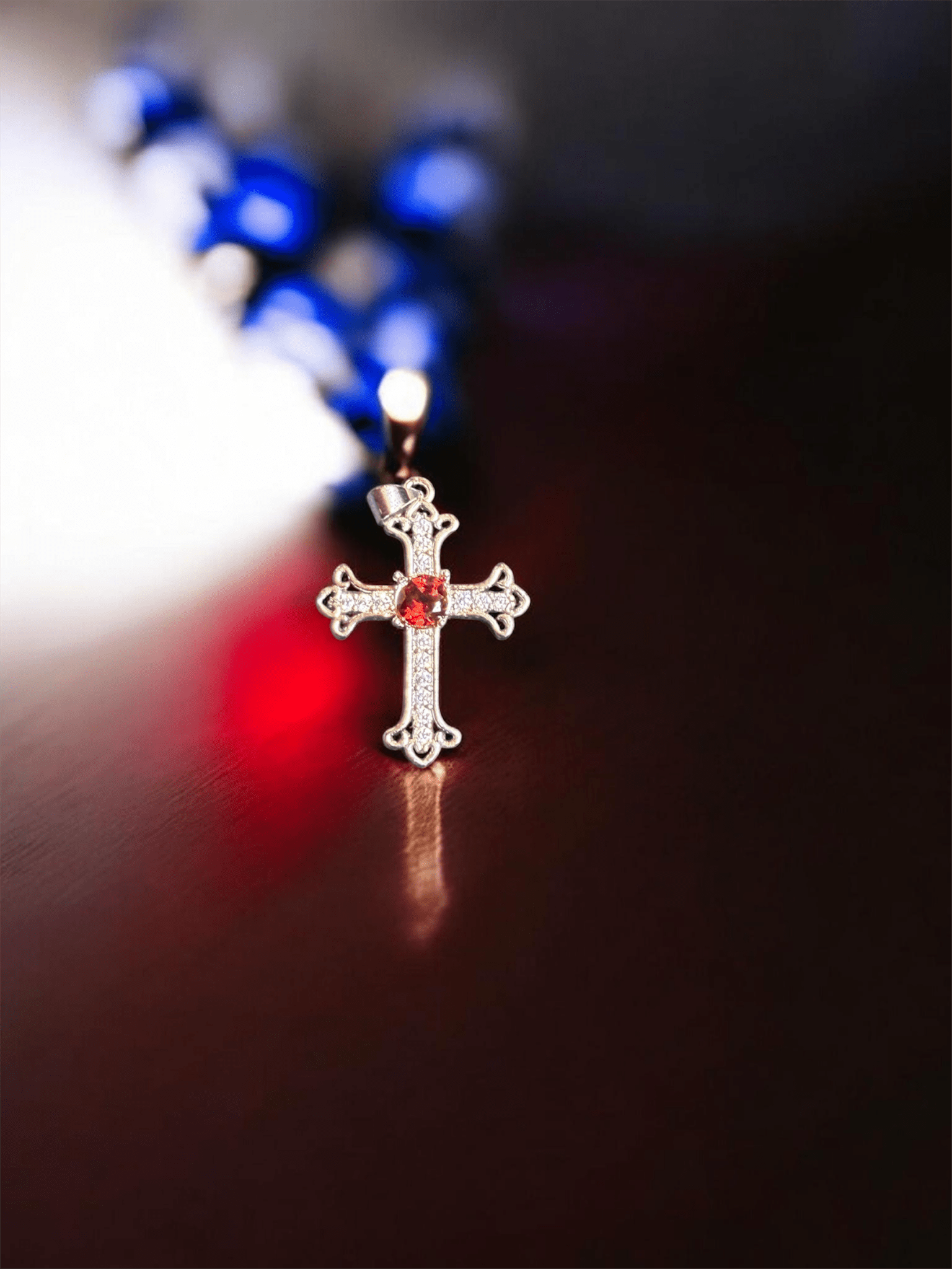 Croix en argent sertis d’un grenat 40 carats - L'écho éternel du feu