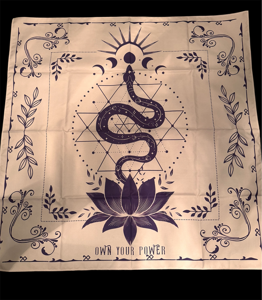 🐍🪷 Nappe de Cartomancie – Serpent de la Kundalini & Fleur de Lotus – 70x70 cm – Fond Noir Mystique